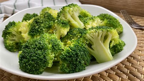 Imagen de un plato de brócoli cocido al vapor con limón y especias