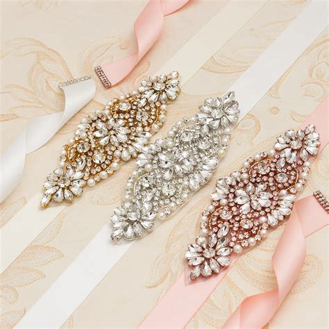 Primer plano de una faja nupcial marroquí con intrincados diseños geométricos y florales.