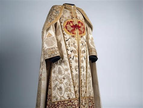 Ejemplar de un caftán otomano ricamente decorado.