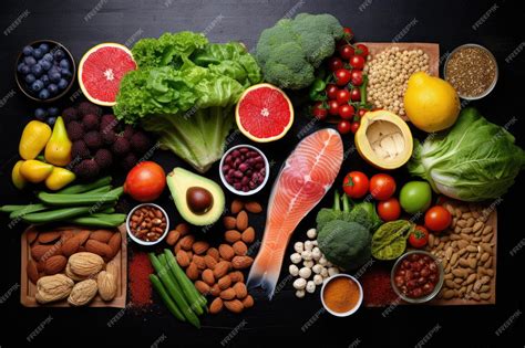 Una mesa con alimentos saludables: verduras, frutas, pescado y frutos secos.