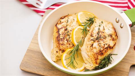 Pechugas de pollo al horno con limón y hierbas aromáticas