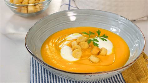 Plato de crema de zanahoria con un chorrito de aceite de oliva.