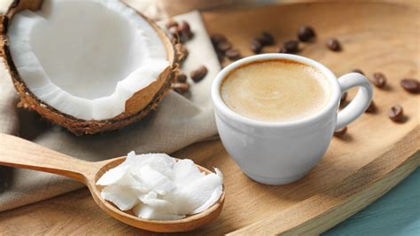 Ilustración de una taza de café con aceite de coco