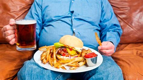 infografía con iconos representando estrés, sedentarismo, cambios hormonales y mala alimentación