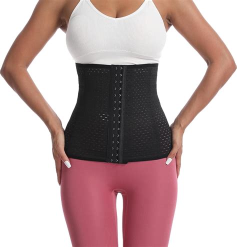 Ilustración de una mujer usando una faja moldeadora bajo ropa ajustada.