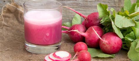 Imagen de los ingredientes para preparar agua de rábano y el resultado final