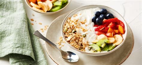 Desayuno saludable con yogur griego, frutas y granola.