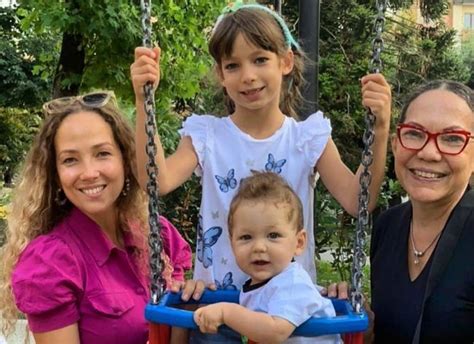 Charity Pierce junto a su hija y nietos, mostrando su mejoría física y calidad de vida.