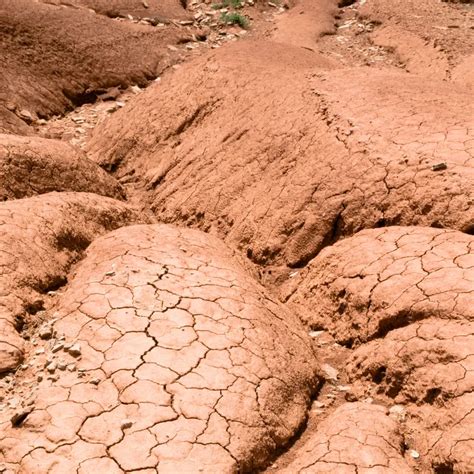 Ilustración de diferentes tipos de arcilla y tierra con la palabra 