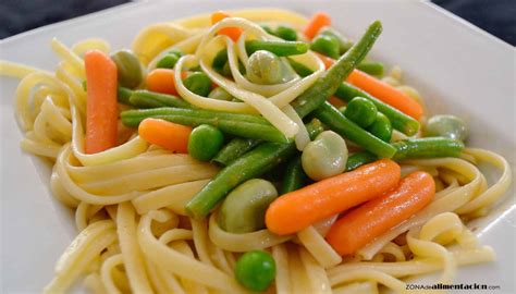 ilustración de un plato de pasta con verduras y una porción controlada