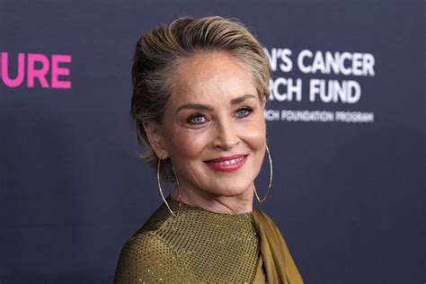 Sharon Stone recibiendo un premio por su actuación en 