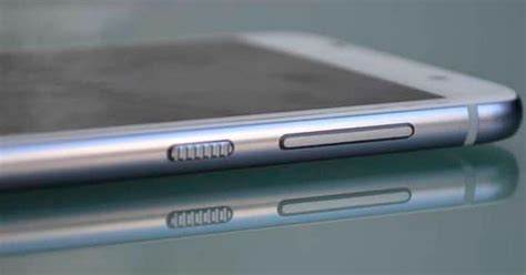 Diseño de un smartphone con botones laterales de volumen y encendido.