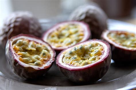 Infografía comparando los tipos de maracuyá (morado, dulce, ácido) destacando diferencias en cáscara, pulpa y sabor