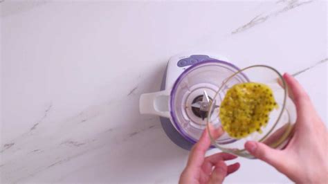 Proceso paso a paso para hacer agua de maracuyá en una licuadora