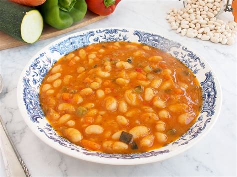 Fotografía de un plato de alubias blancas cocinadas de forma saludable con verduras
