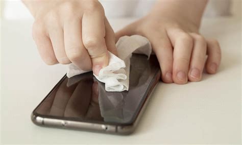 Ilustración mostrando cómo secar un teléfono después de la exposición a líquidos, enfocándose en el área del altavoz.