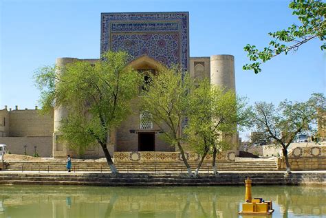 Площадь Ляби-хауз с водоемом и медресе