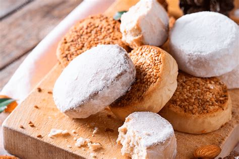 ilustración de mantecados y polvorones, destacando la manteca de cerdo como ingrediente