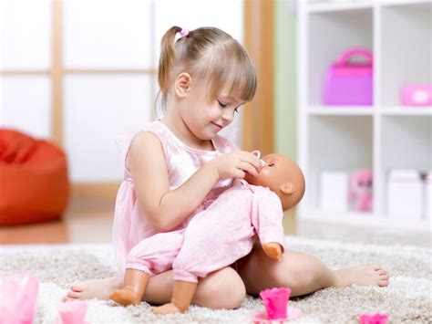 Niña jugando con la muñeca interactiva Pekebaby