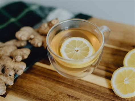 Vasos con diferentes infusiones de jengibre (limón, menta, canela)