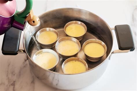 Proceso de cocción de la cuajada de limón a baño maría en un tazón resistente al calor