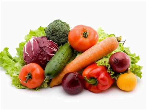 Imagen de un variado plato de verduras y hortalizas frescas.