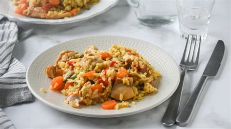 olla con arroz, pollo y verduras cociéndose