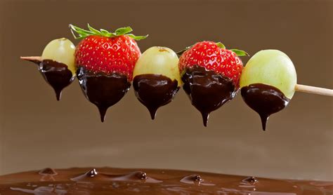 ilustración de brochetas de frutas con chocolate negro