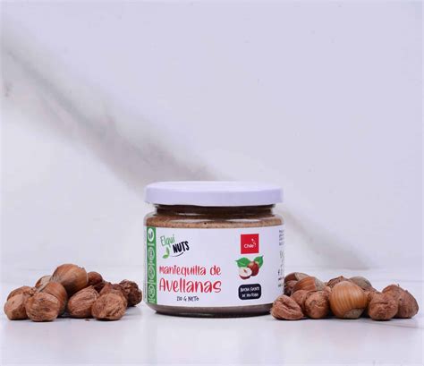 Procesador de alimentos creando mantequilla de avellanas