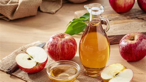 Ejemplos visuales de cómo usar vinagre de manzana en aderezos y otras preparaciones culinarias.