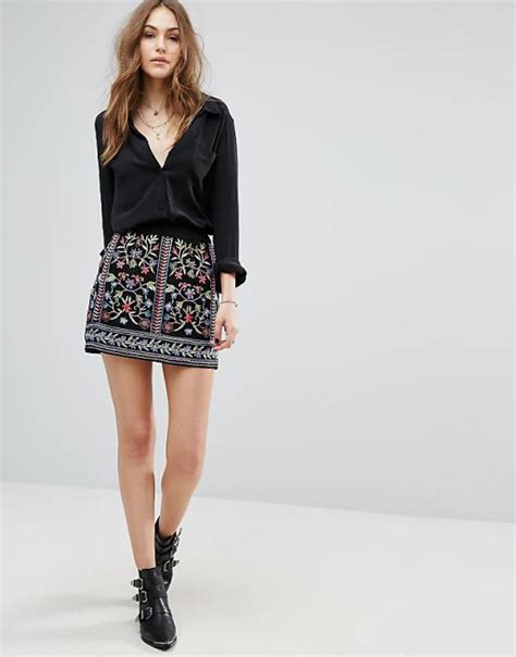 Pantalones paperbag y minifalda bordada.