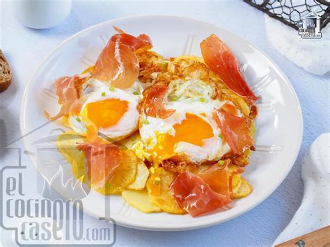 Ilustración de un plato de huevos rotos con jamón, mostrando las patatas fritas doradas, los huevos con la yema líquida y trozos de jamón crujiente.