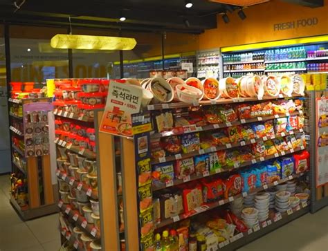 Interior de una tienda de conveniencia japonesa mostrando variedad de platos frescos y saludables