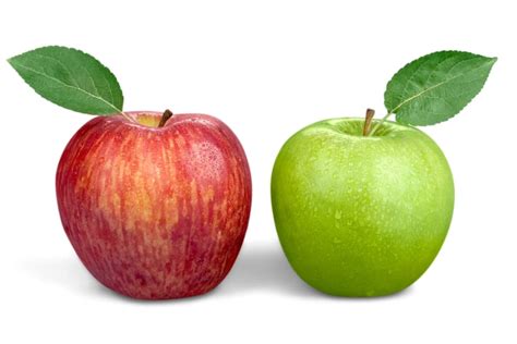 Comparativa visual de una manzana verde y una manzana roja.