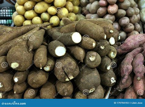 Fotografía de yuca fresca en un puesto de mercado.
