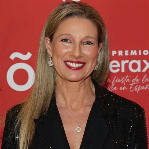 Anne Igartiburu sonriendo, transmitiendo serenidad y salud