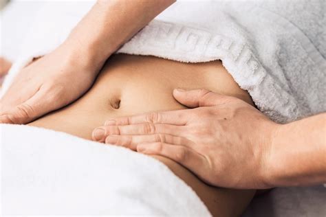 Técnica de masaje abdominal para aliviar la hinchazón