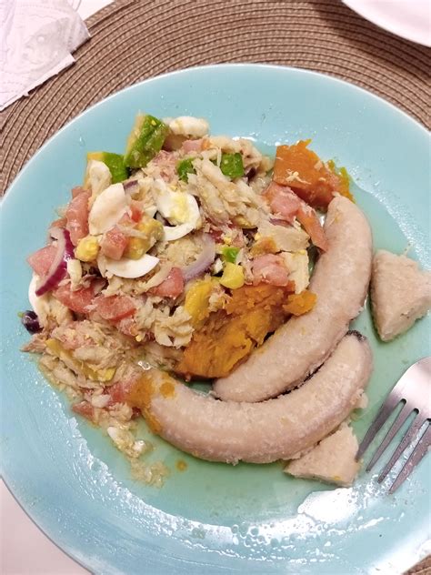 Plato de guineo verde machacado con ajo y chicharrones