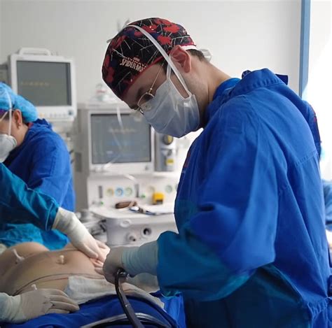 Cirujano plástico en consulta con paciente, mostrando resultados de lipoescultura en Bogotá