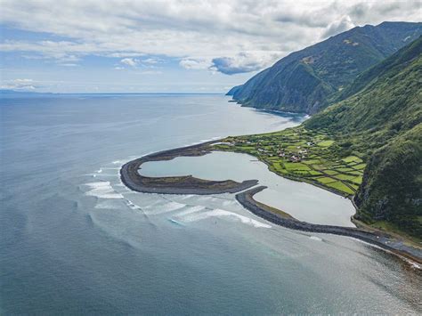 Vista panorámica de la Fajã de Santo Cristo con sus acantilados y el océano