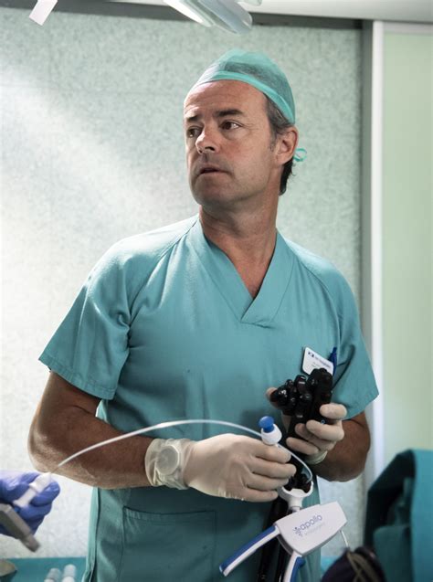 Fotografía del Dr. Gontrand López-Nava Breviere en un entorno médico.