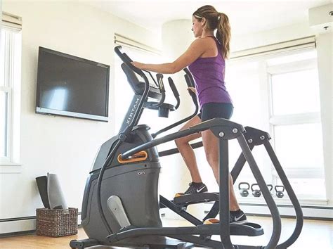 Imagen de diferentes máquinas de cardio en un gimnasio: cinta, elíptica, bicicleta, remo.