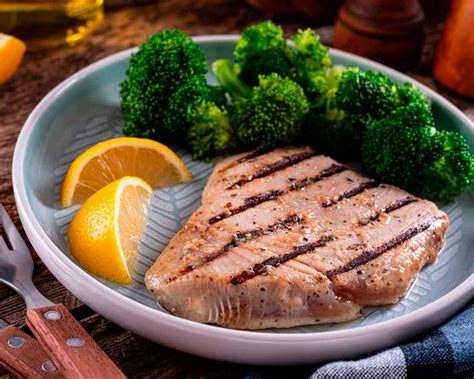Fotografía de un filete de atún fresco con un toque de limón
