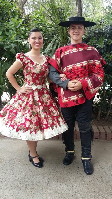 Ilustración de niños y niñas vestidos con trajes de huaso y china tradicionales.