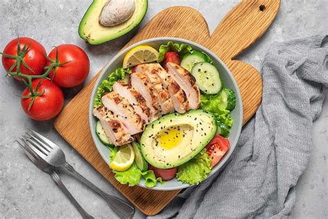 Ejemplo de plato de comida cetogénica ideal para la ventana de alimentación.