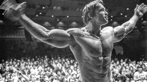 Arnold Schwarzenegger posando en el escenario del Mr. Olympia en la década de 1970.