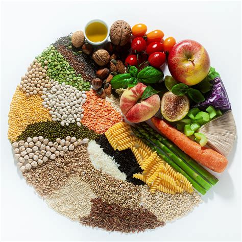 Ilustración de diversos alimentos saludables y saciantes como frutas, verduras, legumbres y frutos secos.