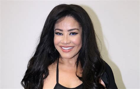 Carolina Sandoval en una transmisión en vivo promocionando sus fajas.