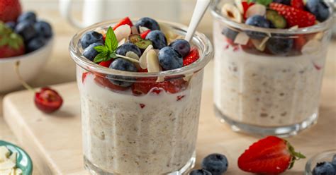 frasco con avena trasnochada y frutos rojos