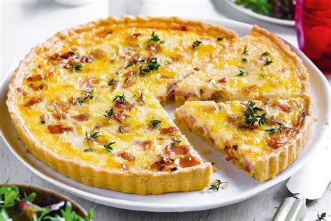 imagen de una quiche Lorraine recién horneada